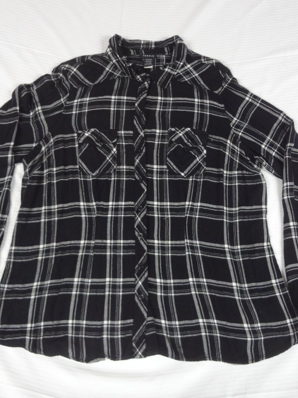 TORRID SUPER SOFT BLACK WHITE PLAID BUTTON UP WOMENS 2 (2XL) SHIRT L809